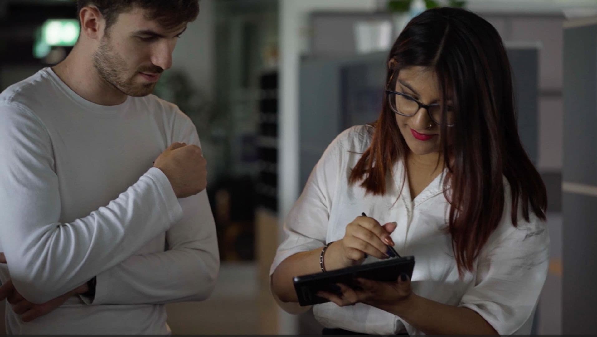 InnoPeak Team vor Computern, Symbole für Webentwicklung und Design